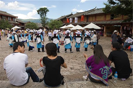 Touristes regardant de danse folklorique de Naxi, Lijiang, Chine Photographie de stock - Rights-Managed, Code: 855-03025406