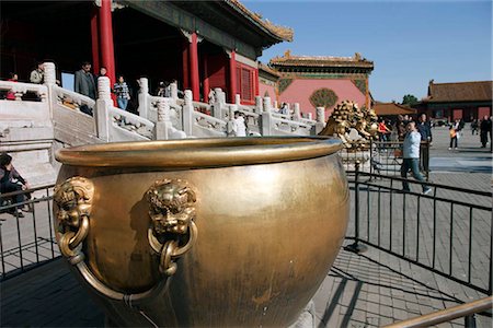 simsearch:855-02989291,k - Gold plated bronze urn at Heavenly PUrity Gate,Forbidden City,Beijing,China Stock Photo - Rights-Managed, Code: 855-03025792