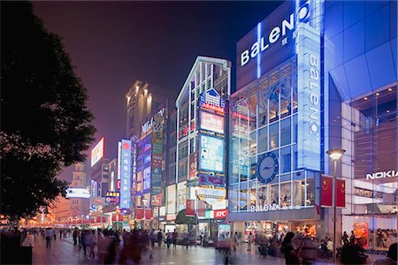 shopping street - Busy Nanjing Road (E) at night,Shanghai,China Foto de stock - Con derechos protegidos, Código: 855-03026235