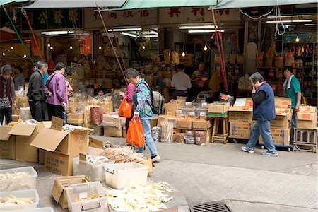 People shopping in a dried seafood grocery store in Kennedy Town,Hong Kong Foto de stock - Con derechos protegidos, Código: 855-03026592