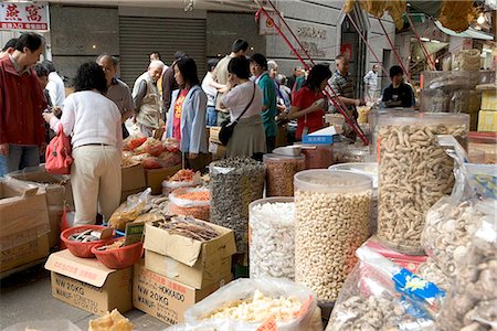 People shopping in a dried food grocery store in Kennedy Town,Hong Kong Foto de stock - Direito Controlado, Número: 855-03026606