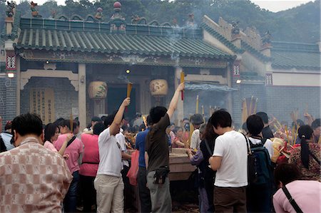 simsearch:862-03289833,k - Devotee offering incense at Dai Mui Tin Hau Temple,Hong Kong Fotografie stock - Rights-Managed, Codice: 855-03021767