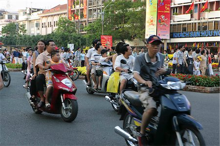 simsearch:855-02985829,k - Menschen auf Motobike auf Le Loi St., Ho-Chi-Minh-Stadt, Vietnam Stockbilder - Lizenzpflichtiges, Bildnummer: 855-03021931