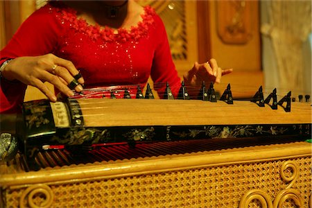 simsearch:855-02985793,k - A guzheng player on show at Rex Hotel,Ho Chi Minh City,Vietnam Foto de stock - Con derechos protegidos, Código: 855-03021955