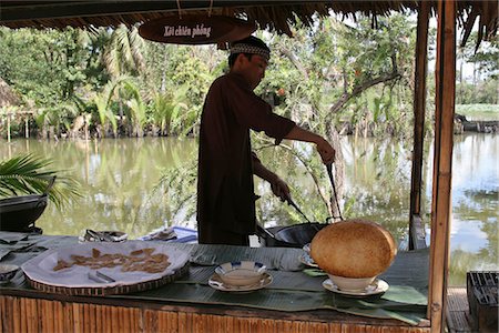 simsearch:841-03674635,k - Un vendeur de dumping frit au Village touristique de Quoi Binh, Vietnam Photographie de stock - Rights-Managed, Code: 855-03022178