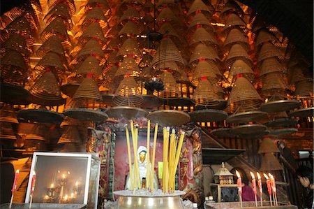 simsearch:855-03026214,k - Spiral encens et des offrandes au Temple du Lotus Tai Hang, Hong Kong Photographie de stock - Rights-Managed, Code: 855-03022342