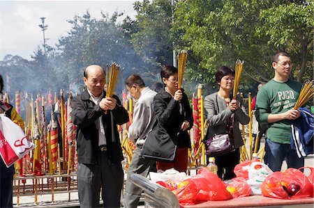 simsearch:855-03026214,k - Fidèles offrant de l'encens au monastère de Po Lin, Lantau Island, Hong Kong Photographie de stock - Rights-Managed, Code: 855-03022355