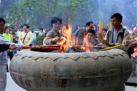 simsearch:855-02988357,k - Fidèles offrant de l'encens au monastère de Po Lin, Lantau Island, Hong Kong Photographie de stock - Rights-Managed, Code: 855-03022369