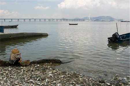 simsearch:855-03026213,k - Worker shovelling oyster  on the seashore of Lau Fau Shan,Hong Kong Foto de stock - Con derechos protegidos, Código: 855-03022982