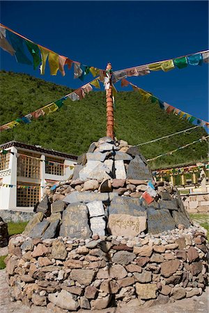 rueda de oración - Tibetan stupa at the entrance of Blue Moon Valley,Shangrila,China Foto de stock - Con derechos protegidos, Código: 855-03023399