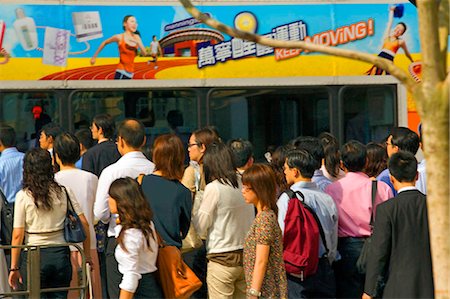 simsearch:841-02925421,k - Un tramway passe par les piétons à Causeway Bay, Hong Kong Photographie de stock - Rights-Managed, Code: 855-03023665