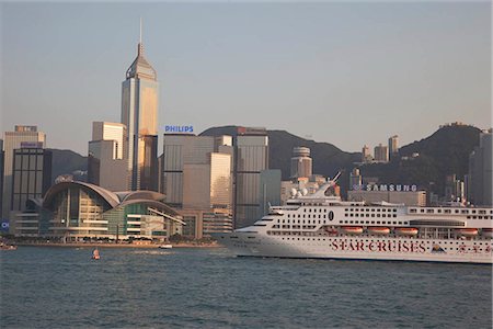 simsearch:855-02985544,k - Wanchai skyline from Kowloon with a cruise ship in foreground, Hong Kong Foto de stock - Con derechos protegidos, Código: 855-03252859