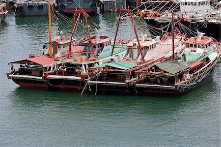 simsearch:855-03022423,k - Bateaux de pêche à l'abri de typhon Shaukeiwan, Hong Kong Photographie de stock - Rights-Managed, Code: 855-03253393