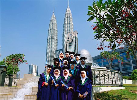 University graduates taking photos in the park with Patrons Towers at background, Kuala Lumpur, Malaysia Foto de stock - Con derechos protegidos, Código: 855-03253708