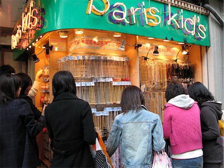 simsearch:855-03254017,k - Young women shopping at the accessory shop, Harajuku, Tokyo, Japan Foto de stock - Con derechos protegidos, Código: 855-03253846