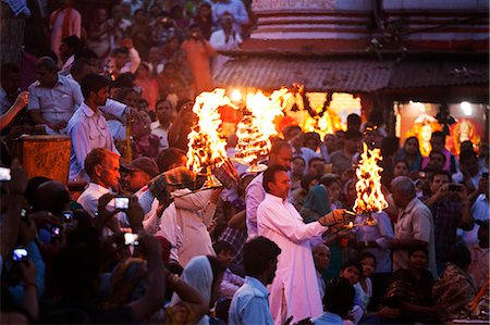 people hindu temple - Evening prayer (Aarti) at Har Ki Pauri, River Ganges, Haridwar, Uttarakhand, India Photographie de stock - Rights-Managed, Code: 857-06721485