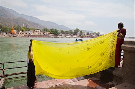 Two women holding sari on ghat at Ganges River, Rishikesh, Uttarakhand, India Foto de stock - Con derechos protegidos, Código: 857-06721505