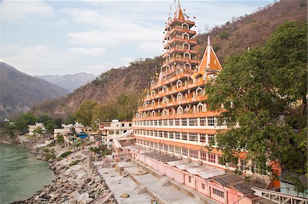 rishikesh - Multi-storied temple at the riverside, Trayambakeswar Temple, River Ganges, Rishikesh, Dehradun District, Uttarakhand, India Stockbilder - Lizenzpflichtiges, Bildnummer: 857-06721508