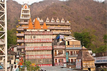 simsearch:857-06721514,k - Facade of a temple and yoga training center in front of a mountain, Rishikesh, Dehradun District, Uttarakhand, India Stockbilder - Lizenzpflichtiges, Bildnummer: 857-06721510