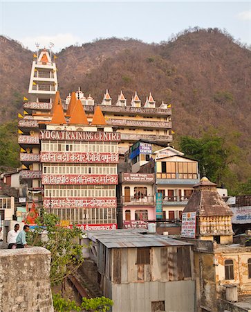 rishikesh - Facade of a temple and yoga training center in front of a mountain, Rishikesh, Dehradun District, Uttarakhand, India Stockbilder - Lizenzpflichtiges, Bildnummer: 857-06721511