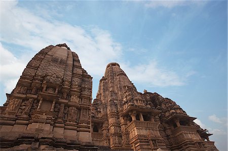 escultura a relieve - Low angle view of carvings at a temple, Khajuraho, Chhatarpur District, Madhya Pradesh, India Photographie de stock - Rights-Managed, Code: 857-06721537