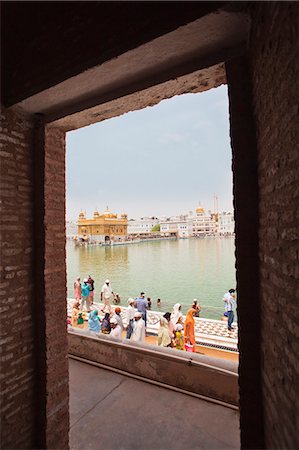 Devotees at a temple viewed through a gate, Golden Temple, Amritsar, Punjab, India Photographie de stock - Rights-Managed, Code: 857-06721561