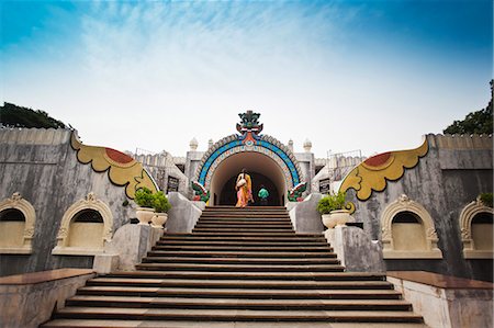 simsearch:862-06825843,k - Tourists moving up on entrance steps at Valluvar Kottam memorial to Tamil poet Thiruvalluvar, Chennai, Tamil Nadu, India Foto de stock - Con derechos protegidos, Código: 857-06721706