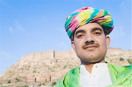 simsearch:857-03553615,k - Porträt eines Mannes mit Festung im Hintergrund, Meherangarh Fort, Jodhpur, Rajasthan, Indien Stockbilder - Lizenzpflichtiges, Bildnummer: 857-03192551