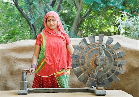 simsearch:857-06721698,k - Portrait of a mid adult woman standing with a spinning wheel, Jodhpur, Rajasthan, India Foto de stock - Con derechos protegidos, Código: 857-03192606