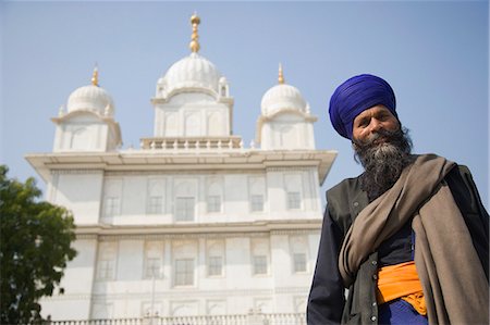 Man with Gurudwara in the background, Sikh Temple, Gwalior, Madhya Pradesh, India Foto de stock - Direito Controlado, Número: 857-03192706