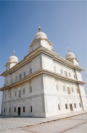 Low angle view of a Gurudwara, Sikh Temple, Gwalior, Madhya Pradesh, India Foto de stock - Direito Controlado, Número: 857-03192707