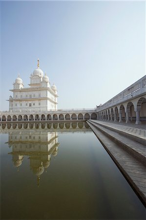 Reflection of Gurudwara in water, Sikh Temple, Gwalior, Madhya Pradesh, India Foto de stock - Direito Controlado, Número: 857-03192709