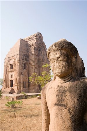 Statue with temple in the background, Teli Ka Mandir, Gwalior, Madhya Pradesh, India Foto de stock - Direito Controlado, Número: 857-03192702
