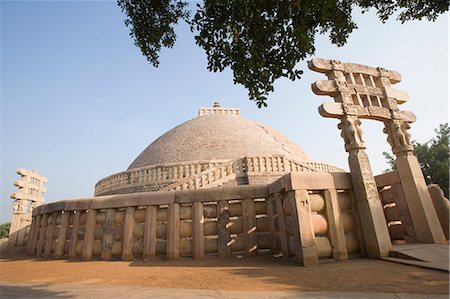 Low angle view of a stupa, Great Stupa, Sanchi, Bhopal, Madhya Pradesh, India Foto de stock - Direito Controlado, Número: 857-03192719