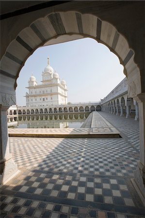 simsearch:857-03553714,k - Gurudwara viewed from an arch, Sikh Temple, Gwalior, Madhya Pradesh, India Stock Photo - Rights-Managed, Code: 857-03192711