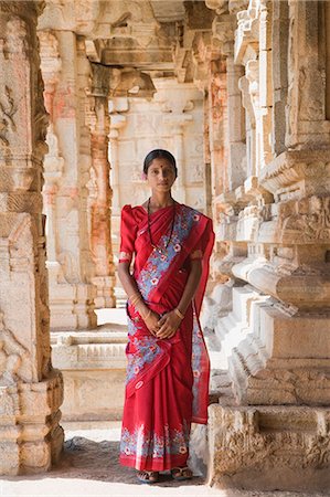 simsearch:857-03192747,k - Woman standing in a temple, Krishna Temple, Hampi, Karnataka, India Foto de stock - Con derechos protegidos, Código: 857-03192758