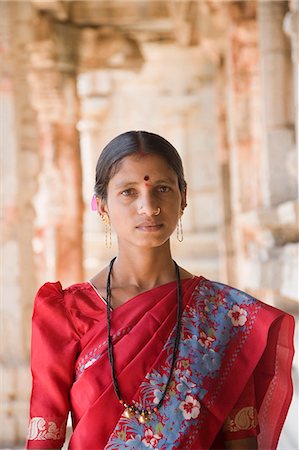 Femme debout dans un temple, Temple de Krishna, Hampi, Karnataka, Inde Photographie de stock - Rights-Managed, Code: 857-03192760