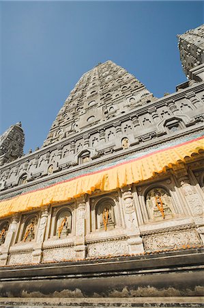 simsearch:857-03553714,k - Low angle view of a temple, Mahabodhi Temple, Bodhgaya, Gaya, Bihar, India Stock Photo - Rights-Managed, Code: 857-03192907