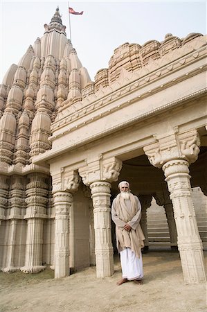pélerin - Sadhu debout dans un temple, Scindia Ghat, Gange, Varanasi, Uttar Pradesh, Inde Photographie de stock - Rights-Managed, Code: 857-03192992