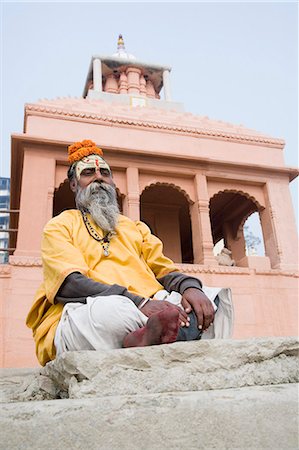 simsearch:857-03553519,k - Sadhu assis et prier devant un temple, Varanasi, Uttar Pradesh, Inde Photographie de stock - Rights-Managed, Code: 857-03193000