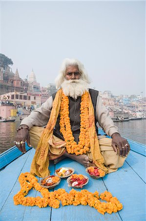 Sadhu assis dans un bateau et en priant, Gange, Varanasi, Uttar Pradesh, Inde Photographie de stock - Rights-Managed, Code: 857-03193010