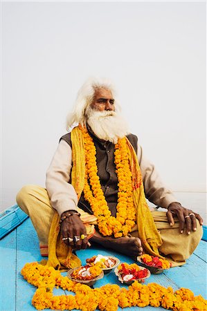 Sadhu in einem Boot sitzen und beten, Fluss Ganges, Varanasi, Uttar Pradesh, Indien Stockbilder - Lizenzpflichtiges, Bildnummer: 857-03193013