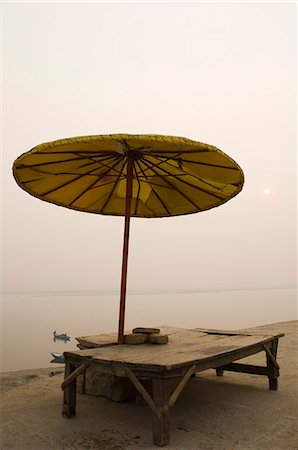 Patio umbrella on the bed at the riverbank, Ganges River, Varanasi, Uttar Pradesh, India Stock Photo - Rights-Managed, Code: 857-03193021