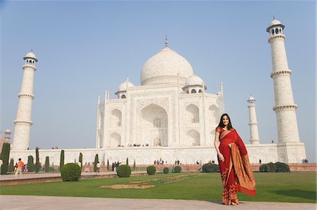 poses in saree for outdoor photography - Woman standing in front of a mausoleum, Taj Mahal, Agra, Uttar Pradesh, India Foto de stock - Con derechos protegidos, Código: 857-03193045