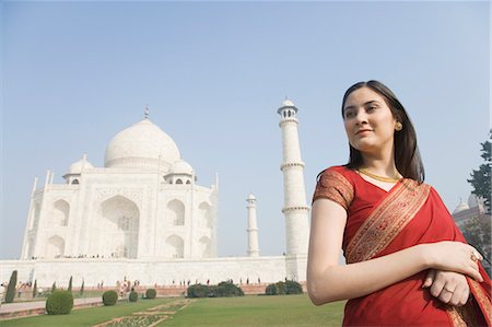 photos saris taj mahal - Woman standing in front of a mausoleum, Taj Mahal, Agra, Uttar Pradesh, India Stock Photo - Rights-Managed, Code: 857-03193046