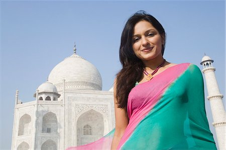 poses in saree for outdoor photography - Woman with a mausoleum in the background, Taj Mahal, Agra, Uttar Pradesh, India Foto de stock - Con derechos protegidos, Código: 857-03193052