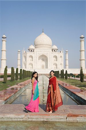 poses in saree for outdoor photography - Two women standing in front of a mausoleum, Taj Mahal, Agra, Uttar Pradesh, India Foto de stock - Con derechos protegidos, Código: 857-03193060