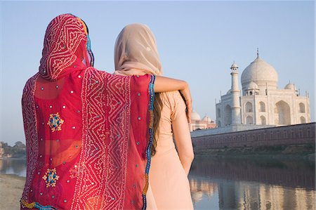 Rear view of two women with mausoleum in the background, Taj Mahal, Agra, Uttar Pradesh, India Foto de stock - Con derechos protegidos, Código: 857-03193087