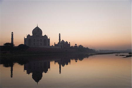 Mausoleum at the waterfront, Taj Mahal, Yamuna River, Agra, Uttar Pradesh, India Foto de stock - Con derechos protegidos, Código: 857-03193098