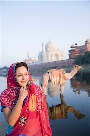 simsearch:862-03711929,k - Femme à la rive avec le mausolée de l'arrière-plan, Taj Mahal, la rivière Yamuna, Agra, Uttar Pradesh, Inde Photographie de stock - Rights-Managed, Code: 857-03193093